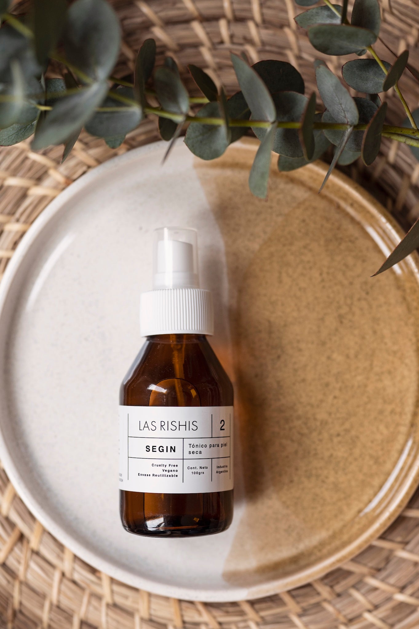 Tónico Segin para piel seca y sensible: Blend de aguas hidratantes y activos calmantes. Restaura el equilibrio y brinda hidratación profunda para pieles secas y sensibles.